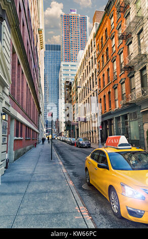 Gelbes Taxi auf den Straßen von New York Stockfoto