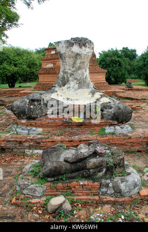 Große Statue der kopflose Buddhas in zerstörten Tempels in Ayutthaya, Thailand Stockfoto