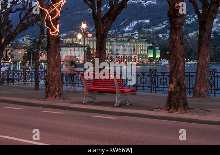 Romantisch am See von Lugano, Schweiz, von wo aus Sie die Lichter der Stadt beobachten, spiegelt sich auf dem Wasser Stockfoto