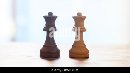 Schachfiguren. Detailansicht der Königinnen mit Detail. Schatten, blur Kulisse. Stockfoto
