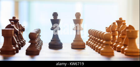 Schachbrett verschwommen mit Schachfiguren auf. Nahaufnahme mit Details, weißen Hintergrund. Stockfoto