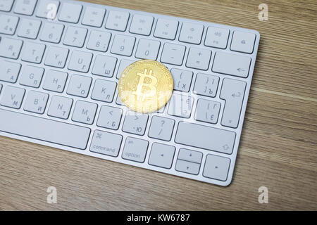 Golden Bitcoins. Cryptocurrency auf dem Computer Tastatur auf Tisch Stockfoto