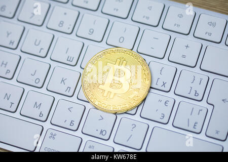 Golden Bitcoins. Cryptocurrency auf dem Computer Tastatur auf Tisch Stockfoto