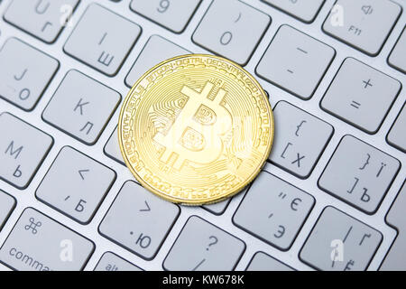 Golden Bitcoins. Cryptocurrency auf dem Computer Tastatur auf Tisch Stockfoto
