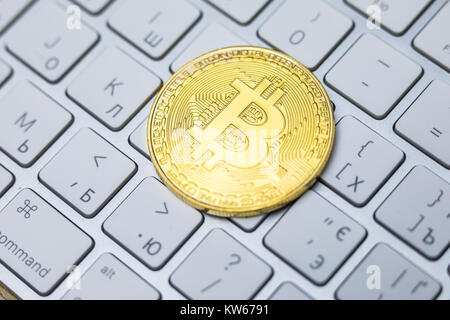 Golden Bitcoins. Cryptocurrency auf dem Computer Tastatur auf Tisch Stockfoto