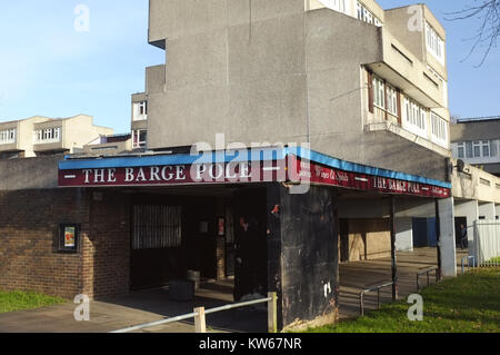 Die feuerzange Pub, Nachkriegszeit, Thamesmead, in der Nähe von Abbey Wood, süd-östlich von London, England, Vereinigtes Königreich, 18. Dezember 2017 Stockfoto