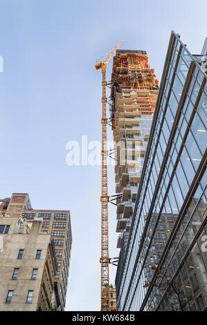 Neue Wolkenkratzer in New York, zwischen alten Gebäuden, Stockfoto