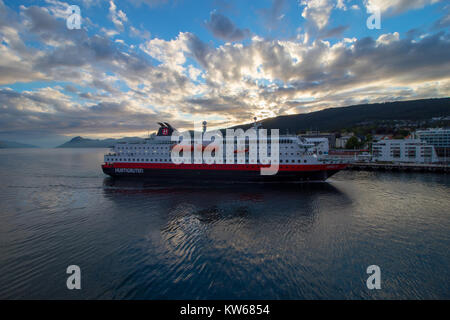 MOLDE, Norwegen - 14. Juli 2017: Die hurtigruten Schiff 'MS Nordlys" in Molde Hafen in Norwegen. Stockfoto