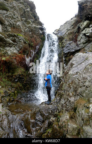 Junge Junge Kind zu Fuß in der Nähe von Wasserfall an der Long Mynd Hill in Shropshire England Großbritannien Stockfoto