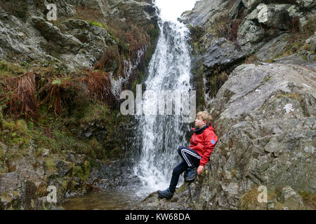 Junge Junge Kind zu Fuß in der Nähe von Wasserfall an der Long Mynd Hill in Shropshire England Großbritannien Stockfoto