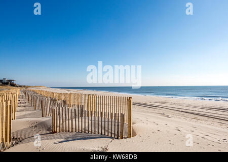 Strand fechten auf einem Atlantic Beach in den Hamptons Stockfoto