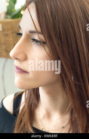 Porträt einer Frau, Nahaufnahme, Profil ansehen, denken, nachdenklich, Griechisch. Stockfoto
