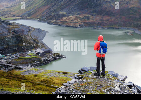 Wanderer in Dinorwig Quarry in der obigen Ansicht dinorwig Power Station Eingang und Llyn Peris in Tal. Dinorwic Llanberis Großbritannien Großbritannien Wales Gwynedd Stockfoto