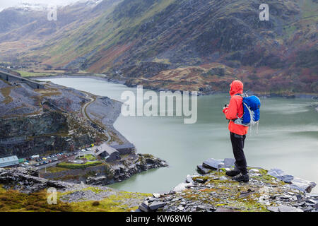 Wanderer in Dinorwig Quarry in der obigen Ansicht dinorwig Power Station Eingang und Llyn Peris in Tal. Dinorwic Llanberis Gwynedd North Wales UK Stockfoto