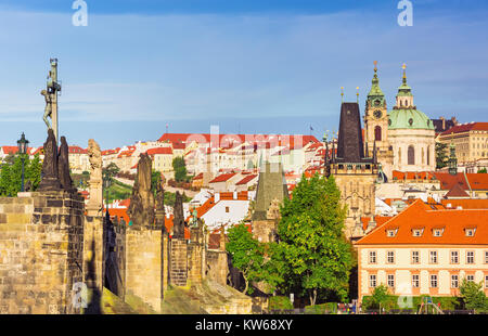 Malerische Aussicht auf das historische Zentrum von Prag, Karlsbrücke und Gebäude der Altstadt, Prag, Tschechische Republik Stockfoto