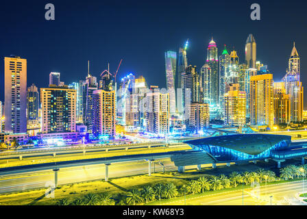 Blick auf den Jachthafen von Dubai Wolkenkratzer und Metro Station, Dubai, Vereinigte Arabische Emirate Stockfoto