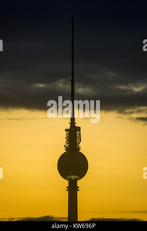 Die Silhouette der Berliner Fernsehturm für den Abend Himmel, Berlin 2017. Stockfoto