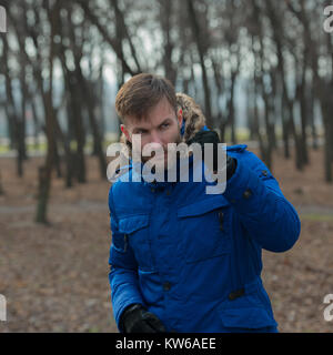 Bärtige Geschäftsmann aggressiv Gestikuliert. Bärtiger Mann. Der Mensch ist mit einer Faust. Stockfoto