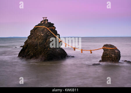 Japan, Insel Honshu, Ise Shima, Mie region, Futami, wedded Meoto-Iwa (Felsen), zwei Felsen als männlich und weiblich, in der Ehe durch Distanzscheibe verbunden Stockfoto