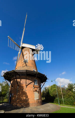 RAYLEIGH, ESSEX, Großbritannien - 27. OKTOBER 2017: Außenansicht der Rayleigh Windmühle - ein denkmalgeschütztes Gebäude mit 2 Baudenkmalschutz Stockfoto