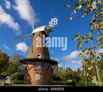 RAYLEIGH, ESSEX, Großbritannien - 27. OKTOBER 2017: Außenansicht der Rayleigh Windmühle - ein denkmalgeschütztes Gebäude mit 2 Baudenkmalschutz Stockfoto