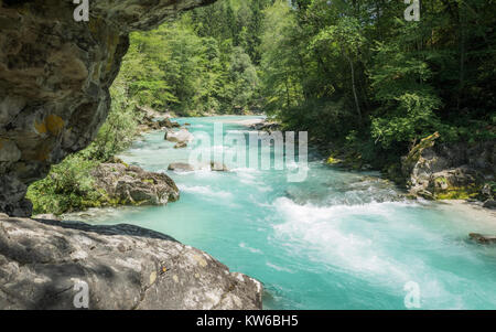 Der Fluss Soca in Slowenien an einem sonnigen Tag Stockfoto