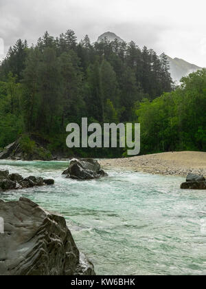 Der Fluss Soca in Slowenien auf einen langweiligen Tag Stockfoto