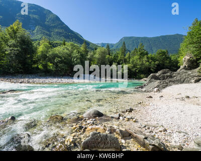 Der Fluss Soca in Slowenien an einem sonnigen Tag Stockfoto