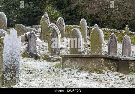 Grabsteine im Schnee am Kirchhof der Waldkapelle am Rande der Wald in der Nähe von Macclesfield Cheshire Wildboarclough im Peak District Stockfoto