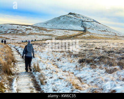 Frau auf dem Weg zum Shutlingsloe Hill im Schnee, das 3. höchste Punkt in Cheshire bei 506 Meter vom Ansatz durch Macclesfield Wald Stockfoto