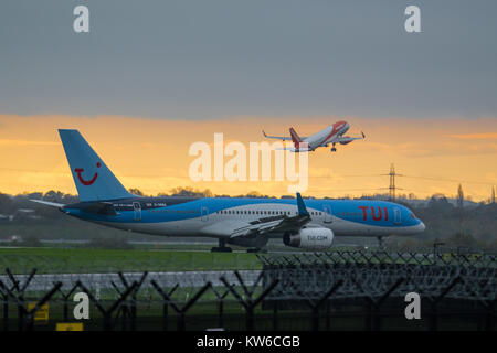 Sonnenuntergang auf dem Flughafen Manchester Stockfoto