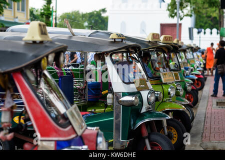Bangkok, Thailand - 29. OKTOBER 2017: rikscha oder Tuk-tuk stehend auf raw, warten auf Touristen in sonniger Tag. Transport von Bangkok Stockfoto