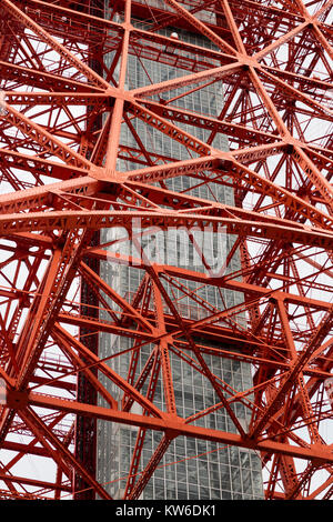 Tokio, Japan, 18. Juni 2017: in der Nähe des Eisen Bau von Tokyo Tower, ein Kommunikations- und Aussichtsturm in der Shiba-koen Bezirk Stockfoto