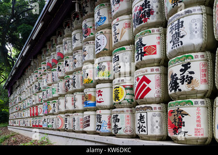 Tokio, Japan, 18. Juni 2017: Sake Fässer auf die Meiji Jingu Shinto Schrein durch die Anbeter des Heiligtums in Shibuya, Tokio gespendet Stockfoto