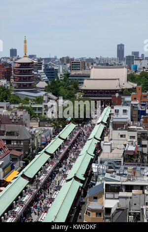 Tokio, Japan, 19. Juni 2017; Luftbild der Nakamise Shopping Straße auf der Senso ji-Tempel in Asakusa Stockfoto