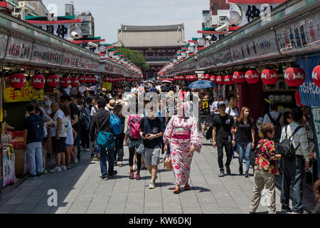 Tokio, Japan, 19. Juni 2017; der Ansatz von Kaminarimon Präfektur Gate zu Gate ist Hozomon Nakamise Dori, Shopping Straße auf der Senso-ji Tempel in Asakusa Stockfoto