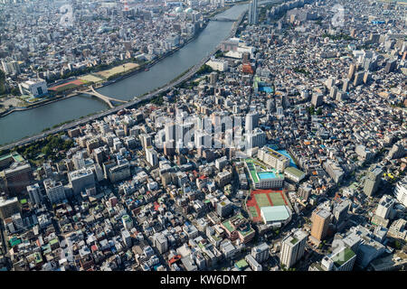 Tokio, Japan, 19. Juni 2017: Luftaufnahme von Shirahige Brücke über den Sumida River in Sumida, Tokio Stockfoto