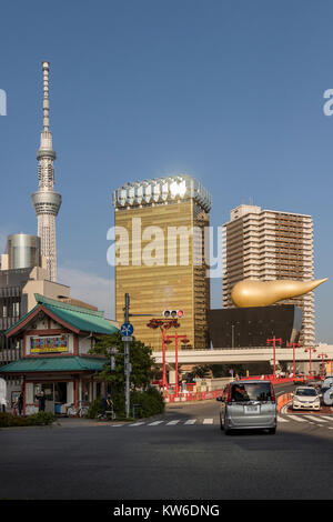 Tokio, Japan, 19. Juni 2017: Skyline mit theTokyo Sky Tree und der Asahi Beer Tower am östlichen Ufer der Sumida River in Sumida, Tokio Stockfoto