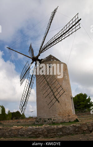 Molí Vell de la Mola, eine traditionelle Windmühle aus dem XVIII. Jahrhundert in der Nähe von El Pilar de La Mola (Formtera, Pityusische Inseln, Balearen, Spanien) Stockfoto