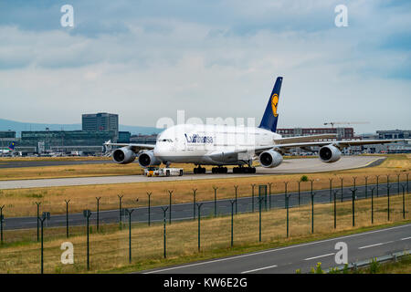 FRANKFURT, DEUTSCHLAND: 23. JUNI 2017: Airbus A380 der Lufthansa. Lufthansa ist die größte deutsche Fluggesellschaft und, wenn sie mit ihren Tochtergesellschaften, auch der l kombiniert Stockfoto