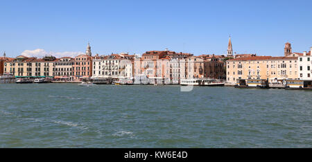 Venedig, Italien - 14 Juli, 2016: Viele alte Häuser in der Lagune von Venedig Stockfoto