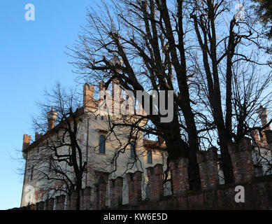 Thiene, VI, Italien - Dezember 10, 2017: Alte Burg Castello di Thiene oder Palazzo Porto Colleoni mit Wand im Winter Stockfoto