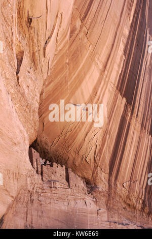 Berühmte anasazi Höhlenwohnungen in einem Sandsteinfelsen des Canyon de Chelly National Monument, Arizona, USA. Stockfoto