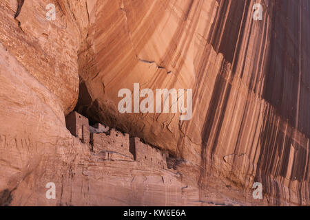 Berühmte anasazi Höhlenwohnungen in einem Sandsteinfelsen des Canyon de Chelly National Monument, Arizona, USA. Stockfoto