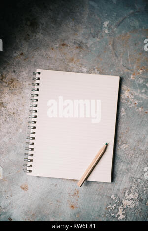 Leere weiße Notepad auf alten Metalloberfläche Stockfoto