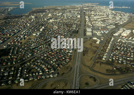 Wohn- vorstädte und eine Autobahn Interchange in Reykjavik an der Küste von Island Stockfoto