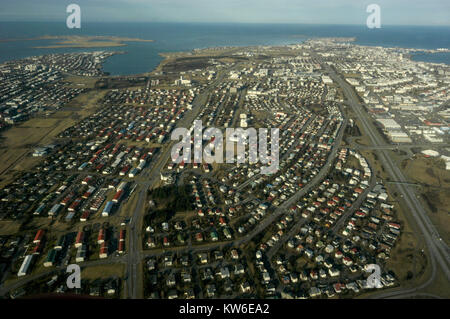 Wohn- vorstädte und eine Autobahn Interchange in Reykjavik an der Küste von Island Stockfoto