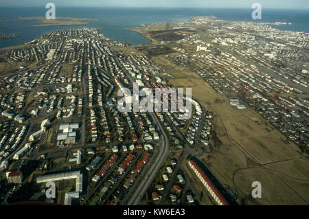 Wohn- vorstädte und eine Autobahn Interchange in Reykjavik an der Küste von Island Stockfoto