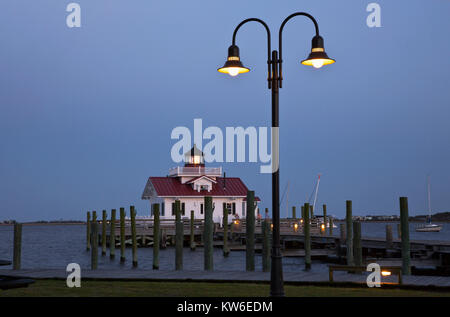 NC-01204-00... NORTH CAROLINA- Dämmerung an der Promenade führt zu Roanoke Marschen Leuchtturm auf Shallowbag Bucht in Savognin. Stockfoto