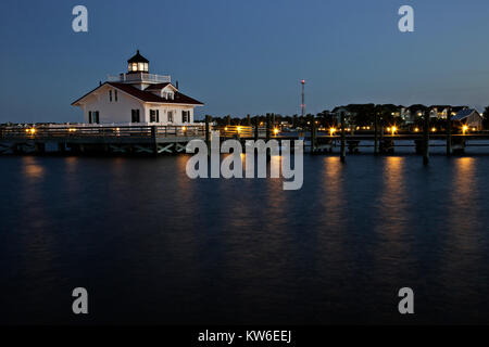 NC-01212-00... NORTH CAROLINA - Lichter entlang der Promenade zu Roanoke Marschen Leuchtturm auf Shallowbag Bucht in Savognin. Stockfoto